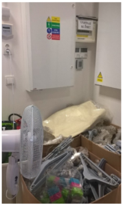 Poznatky z preventivních kontrol PO Obrázek ukazuje bordel, který způsobuje nepřístupnost k rozvaděči