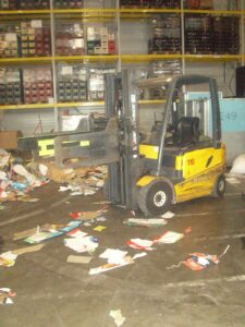 Agenturní zaměstnanci V rámci školení BOZP a PO jsou nejen agenturní zaměstnanci seznamování i se zásadami BOZP a PO na pracovišti - např. udržování pořádku.