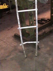 Agenturní zaměstnanci II I agenturní zaměstnanci mají nárok na srovnatelné podmínky BOZP a PO jako kmenoví zaměstnanci - není možné, aby k práci používali poškozené žebříky.