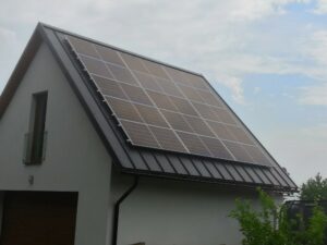 Fotovoltaické elektrárny a jejich hašení obrázek ukazuje fotovoltaické panely na střeše rodinného domu.