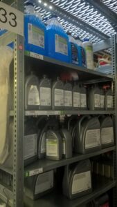 Obrázek ukazuje hořlavé látky uložené v regálech