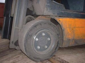 Zanedbaná kontrola - tento VZV, jehož kola jsou v neodpovídajícím technickém stavu, by vůbec neměl být používán.