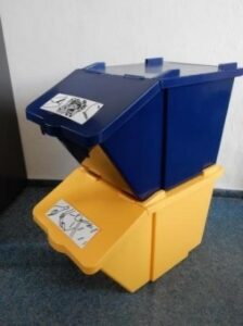 obrázek ukazuje kontejnery na třídění odpadu.