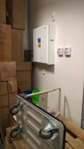 Oblastní inspektorát práce – část 2. Takovýto přístup k hlavnímu vypínači el. energie nepotěší žádného inspektora, který přijde do firmy na kontrolu dodržování předpisů týkající se BOZP. Zde konkrétně hrozí pokuta až 1 000 000Kč.