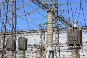 Odborná způsobilost v elektrotechnice Na obrázku můžeme vidět elektrickou rozvodnu.