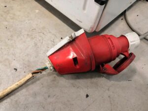 Odstraňování závad z revizí a kontrol Obrázek ukazuje poškozenou izolaci kabelu.