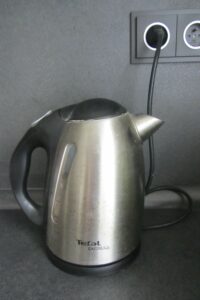 Používání vlastních spotřebičů na pracovištích zaměstnavatele je ve většině případů zakázáno. Vždy ale záleží na interních pravidlech firmy a vzájemné domluvě mezi zaměstnavatelem a zaměstnancem.