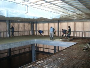 Práce ve výškách a nad volnou hloubkou NV č. 362/2005 Sb. uvádí, že zaměstnavatel zajistí, aby otvory v podlaze a terénní prohlubně, jejichž půdorysné rozměry ve všech směrech přesahují 0,25 m, byly bezprostředně po jejich vzniku zakryty poklopy o odpovídající únosnosti zajištěnými proti posunutí nebo aby volné okraje otvorů byly zajištěny technickým prostředkem ochrany proti pádu, například zábradlím nebo ohrazením. Zde je vidět, že zaměstnavatel tuto povinnost porušil a zaměstnanci jsou vystaveni riziku pádu z výšky.