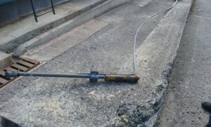 Bezpečnost práce i a požární ochrana nesmí být podceňována - takto poškozené uzemnění může mít i fatální následky