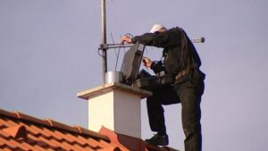 Revize a kontroly I u komínů se musí provádět pravidelné kontroly a čištění. Zdroj: www.ceskatelevize.cz