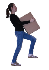 obrázek ukazuje ženu, která zvedá břemeno