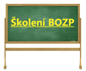 Na obrázku je tabule s nápisem "školení BOZP"